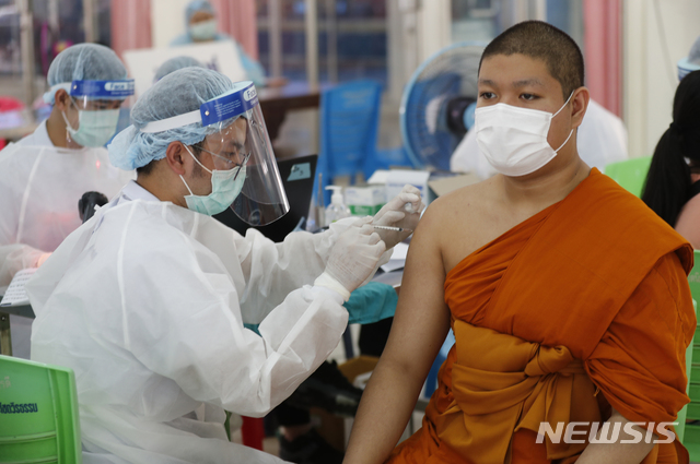 [방콕=AP/뉴시스]12일 태국 방콕에서 한 승려가 시노백 백신을 접종하고 있다. 태국에서 코로나19 신규 확진자가 사상 최다로 발생하면서 태국 보건부는 코로나19 규제를 강화할 필요가 있다고 경고했다. 2021.04.12.