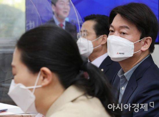 안철수 국민의당 대표가 15일 국회에서 열린 최고위원회의에 참석, 발언을 마친 후 권은희 원내대표를 바라보고 있다./윤동주 기자 doso7@