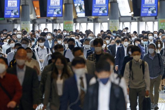 7일 오전 마스크를 쓴 시민들이 일본 도쿄 시내 지하철역을 지나고 있다. 일본 정부는 11일까지로 예정됐던 도쿄 등의 긴급사태를 31일까지 연장한다. [AP=연합뉴스]
