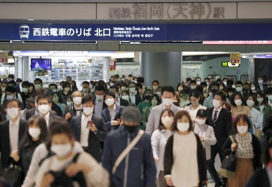 일본 정부가 신종 코로나바이러스 감염증(코로나19) 억제를 위한 긴급사태 발효 대상 지역에 후쿠오카현을 새롭게 포함한 7일 후쿠오카역 주변이 마스크 쓴 사람들로 붐비고 있다. 연합뉴스
