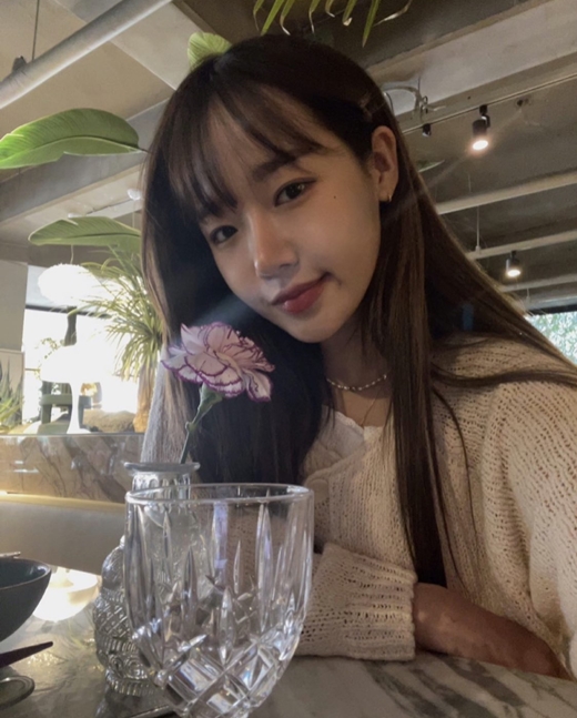 Group I.O.I and Weki Meki member Choi Yoo-jung showed off their watery visuals.On the 7th, Choi Yoo-jung posted a picture on the personal Instagram without any comment.In the comment section, Eat it took a while, and I wore a mask when I talked after dinner! And showed an exemplary attitude to observe the anti-virus rules.Choi Yoo-jung in the public photo creates a mature atmosphere with a lean egg-shaped face that seems to have fallen into a ball.It is a person who looks at the camera and smiles lightly and has both lovely and elegant.The netizen who saw it responded such as I always believe it too, It is so beautiful, I think I have lost weight, I eat a lot of delicious things.