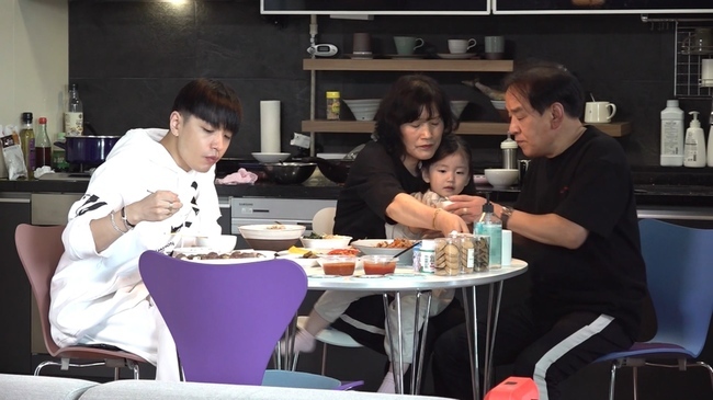 Rapper Simon Dominic will be re-submitted as the fourth protagonist of My God, Im A Celebrating the 8th Anniversary of I Live Alone.MBC I Live Alone (planned by Ahn Soo-young / director Huh Hang Kim Ji-woo) will unveil Simon Dominics Parent Day surprise Plex, which was prepared for Parent.Simon Dominic opens the daily Ssamstorang (?) with trembling hands for Niece and nephew Chaechae.Simon Dominic, who first set up a prize for someone, hopes for what the table of Niece and nephew will look like.Simon Dominic and Niece and nephew are said to have shown al-Kondal Kong chemi by playing with heart-shaped cheese.When Simon Dominic is exhausted from the care of Niece and nephew who are desperately looking for a mother, Simon Dominics Parent appears like a savior.Unlike Simon Dominic, who welcomes him with a welcome heart, Simon Dominics alienation explodes on the outside of Parent, who finds his granddaughter as soon as he enters the house.Simon Dominic, who has been discharged from hard-working childcare, shows off his Storm food so that he does not have appetite for his luxurious rice prepared by his mother.Simon Dominic also touches Parent with a custom gift Plex for Parents Day, but unexpected thinking (?), and the impression did not last long.