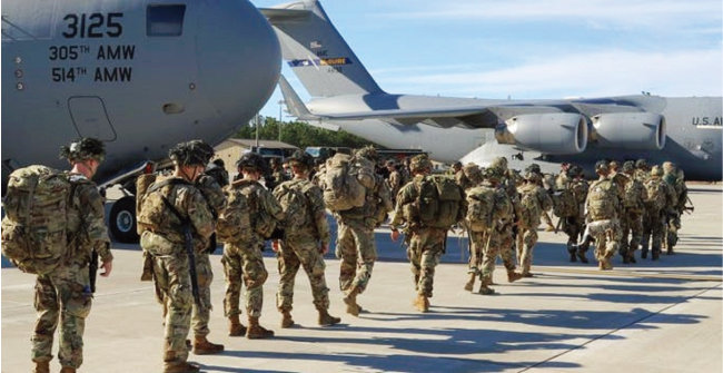 지난해 11월 미국 본토로 재배치될 아프가니스탄 주둔 군인들이 수송기에 탑승하고 있다. [미국 육군]