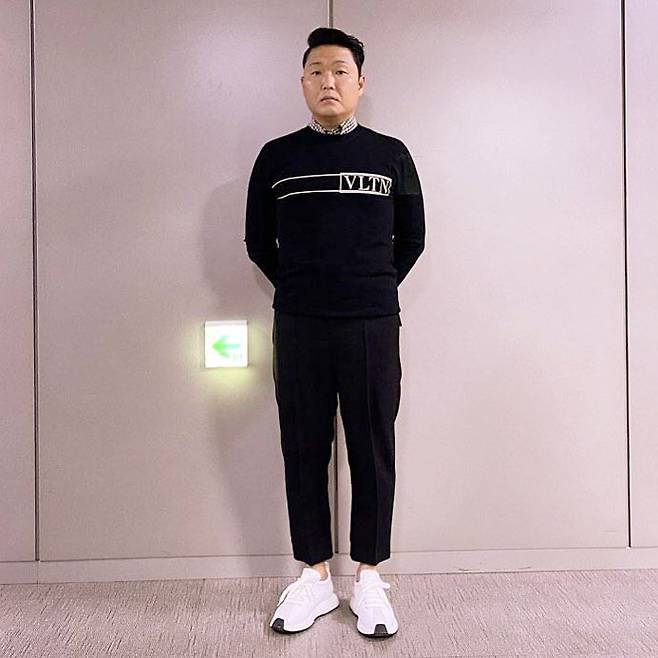 PSY has been telling the latest with its slim figure.PSY posted a picture on his Instagram on the 7th with an article entitled Working ... #LOL #loud in progress.In the open photo, PSY stares at the camera with a monochrome wall in the background, and at a glance, the slim figure and the sleek jaw line captivated the viewers.So his artist Heize commented The bridge and stylist Seo Soo-kyung said, Its really a new ankle ...Meanwhile, PSY leads its agency PINATION and appears on SBSs new boy group project LOUD:LOL.Photo: PSY Instagram