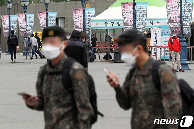지난달 27일 서울역 광장을 지나가는 군 장병들의 손에 휴대전화가 들려 있다. 2021.4.27/뉴스1 © News1 황기선 기자