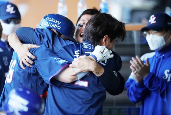 지난 2일 대구 LG전에서 8회 이원석의 역전 적시타가 터진 뒤 더그아웃에서 선수들과 포옹하고 있는 우규민의 모습. 삼성 제공