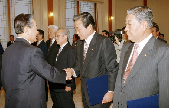 1996년 7월 당시 신한국당 총재인 김영삼 대통령이 청와대에서 이한동 상임고문에게 임명장을 수여하는 모습. 연합뉴스