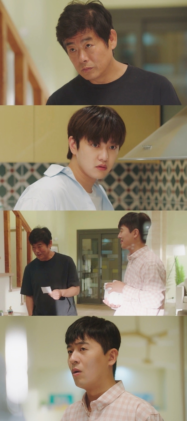Sung Dong-il and Shin Won-ho made a Flame-splatter Snowball fight and Daechi stationed.In the 8th episode of the Sunday home drama Whats the Family (directed by Lee Chae-seung/playplayplay Baek Ji-hyun, Oh Eun-ji/produced Songari Media), which will be broadcast on TV CHOSUN at 11:50 a.m. on May 9, Shin Who (played by Wonho) revealed his inner feelings about Kwon Eun-bin (played by Sung-hee), and called Sung Dong-il (played by Sung Dong-il) It is depicted as making it lucky.Earlier, Sung Dong-il (Sung Dong-il) suspected the pink air current with Wonho (Shin Won-ho) when his daughter Sung-Hee (Kwon Eun-bin) said she would stay at the boarding house of Gwanggyune.He snuck into his room and laughed at the house theater by misunderstood the cake made by Kim Yeon-woo (Seo Yeon-woo) as a gift from the castle sky.In the meantime, Sung Dong-il was shown to be staring at Wonho with a bloody look. Wonho, who was in the midst of cooking, received a stingy eye without knowing English.Wonho responded with a round of eyes, and an unintended Snowball fight scene was announced.Wonho is set to tell Sung Dong-il about his thoughts he had kept in his mind.This raises curiosity by saying that it makes you snort by touching the planting of Dad Sung Dong-il, who does not give to anyone as much as daughter love.Here, Park Geun-young focuses attention with a look that changes every minute between Sung Dong-il and Wonho who are at Daechi station.He is more interested in Sung Dong-ils anger, flinching and emitting a squirrel, and showing off the aspect of the new Stiller.The fresh combination of Sung Dong-il, who has a tight acting ability, and Wonho, who is a good comical performer, will bring a pleasant smile to the weekend house theater.Park Geun-young, who will make the various events surrounding the boarding house more brilliant, is added to the work, so I hope that it will be a lot of fun because it gives me an inseparable fun. 