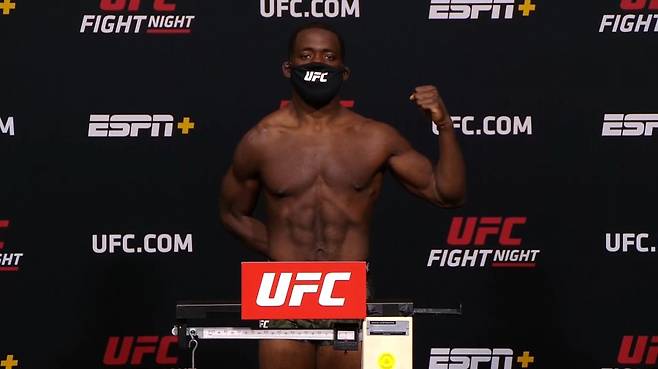 ▲ 타폰 은추크위는 무표정하게 한계 체중을 찍고 체중계를 내려왔다.