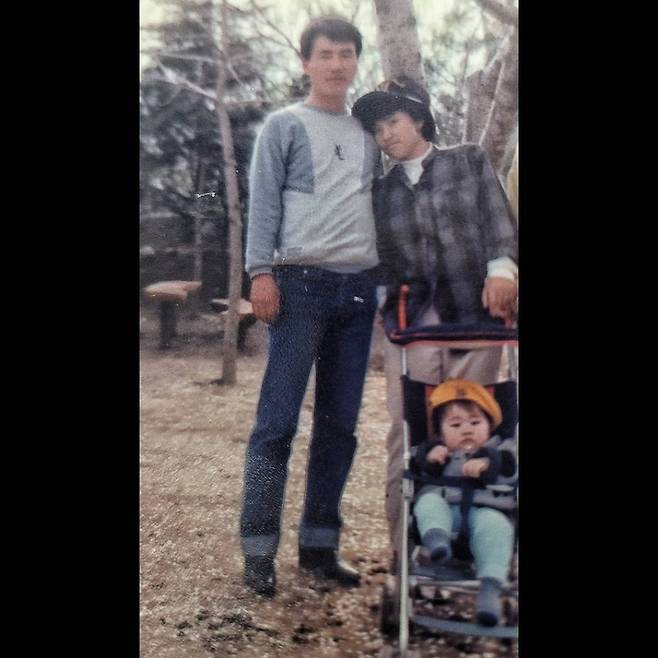 Young Tak wrote on his Instagram on the 8th, Jung Dong-won calls.Lets do it. International Workers Day and posted a picture.The photo showed Young Taks childhood and his father and mothers youth. Young Tak showed a similar appearance to his father.Meanwhile, Young Tak is active after taking the line () in the TV Chosun Mr. Trot.