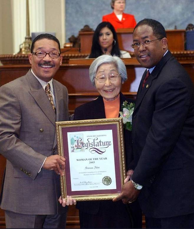 /Philip Cuddy 2003년 캘리포니아주 올해의 여성으로 선정된 안수산 여사가 시상식에서 활짝 웃고 있다.