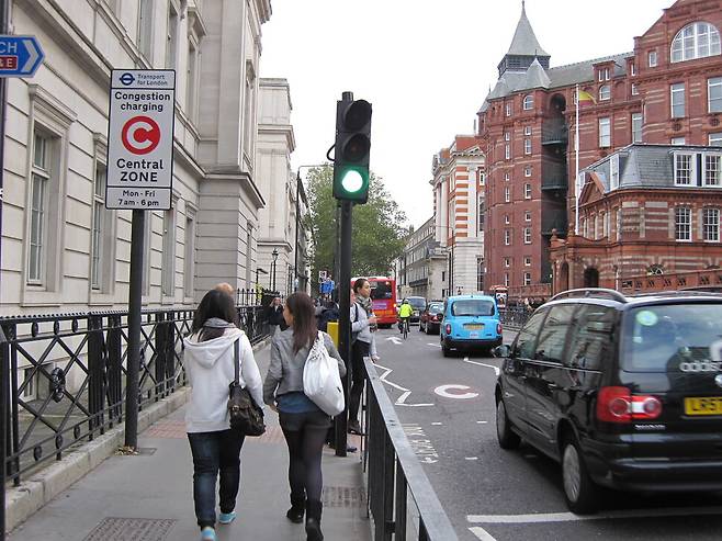 2003년 영국 런던에 도입된 혼잡통행료는 교통혼잡과 대기질을 크게 개선했다는 평가를 받는다. 런던 킹스크로스의 혼잡통행료 표지판. 김규원 선임기자