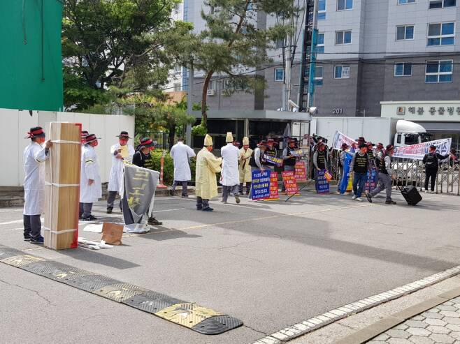 지난 6일 서울 도봉구에 있는 서비스센터에 난입해 시위를 벌이고 있는 르노삼성 노조원들/사진제공=독자