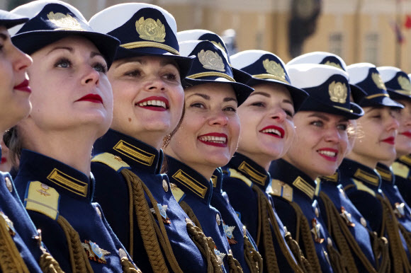 서울포토] 절도있게 행진하는 러시아 여군들