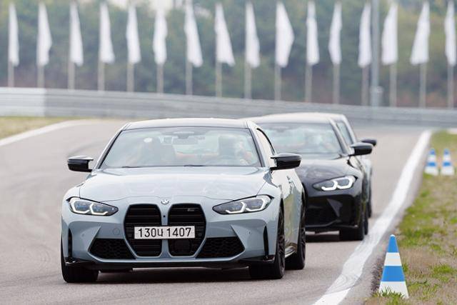 BMW의 새로운 M3 컴페티션과 M4 컴페티션은 한층 발전된 모습으로 높은 가치를 선사한다.