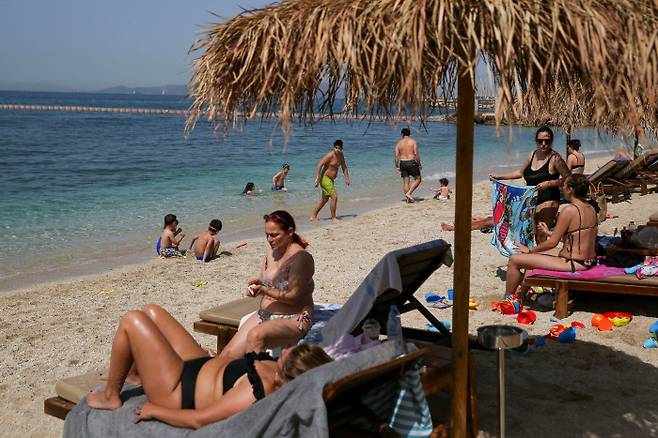 그리스 아테네의 한 해변에서 사람들이 8일(현지시간) 일광욕을 즐기고 있다. 그리스 정부는 이날부터 코로나19로 봉쇄했던 해수욕장을 재개장했다. 아테네｜로이터연합뉴스