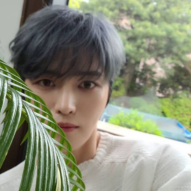 Singer Jaejoong has reported his recent beauty with extraordinary beauty.Jaejoong posted several photos on his instagram on May 10 with an article entitled I work hard today ~ meet with a smile!In the open photo, Jaejoong is taking a self-portrait with a brilliant look behind the green plant, boasting visuals for 17 years since his debut, capturing the attention of fans.Meanwhile, Jaejoong made his debut as a group TVXQ in 2004; later, in 2010, he formed members Park Yoochun, Junsu and JYJ.On May 13, he will appear on the Lifetime Channel entertainment TravelzooBirdyz 2: Be Together (hereinafter referred to as TravelzooBirdyz2).TravelzooBirdys 2 is a travel entertainment program where Jaejoong, who has been a Korean star for 17 years, has traveled to Korea, an unfamiliar destination, and has never experienced Jaejoong before.Last year, after finishing season 1 of TravelzooBirdys in Argentina, he returned to season 2 in about a year.