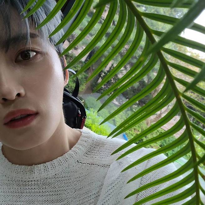 Singer Jaejoong has reported his recent beauty with extraordinary beauty.Jaejoong posted several photos on his instagram on May 10 with an article entitled I work hard today ~ meet with a smile!In the open photo, Jaejoong is taking a self-portrait with a brilliant look behind the green plant, boasting visuals for 17 years since his debut, capturing the attention of fans.Meanwhile, Jaejoong made his debut as a group TVXQ in 2004; later, in 2010, he formed members Park Yoochun, Junsu and JYJ.On May 13, he will appear on the Lifetime Channel entertainment TravelzooBirdyz 2: Be Together (hereinafter referred to as TravelzooBirdyz2).TravelzooBirdys 2 is a travel entertainment program where Jaejoong, who has been a Korean star for 17 years, has traveled to Korea, an unfamiliar destination, and has never experienced Jaejoong before.Last year, after finishing season 1 of TravelzooBirdys in Argentina, he returned to season 2 in about a year.