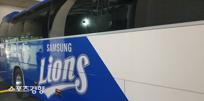 삼성 구단 버스가 경기장에 주차해 있다. 삼성 라이온즈 제공