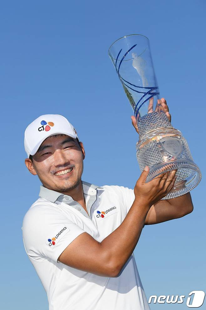 2019년 PGA 투어 AT&T 바이런 넬슨에서 우승한 강성훈이 우승컵을 들고 기뻐하고 있다.  © AFP=뉴스1 © News1 우동명 기자