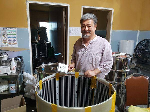 연천양조 박용수 대표가 본인이 만든 발효 장비를 설명하고 있다. 이 설비로 발효를 한 데이터를 축적하면 IoT기술을 적용, 비전문가들도 술 발효를 할 수 있다.