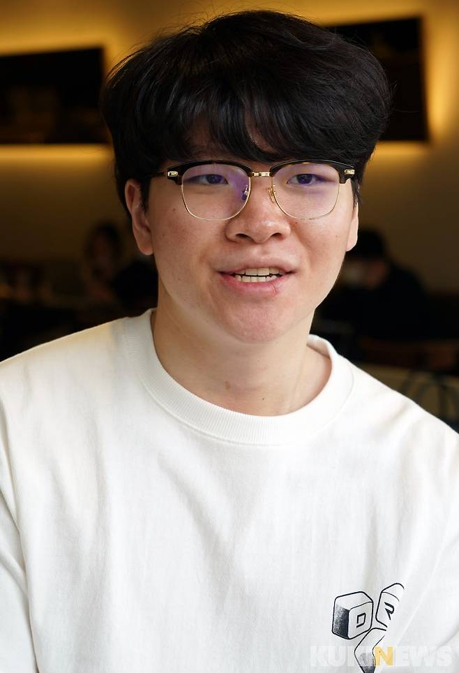 DRX의 탑 라이너 ‘킹겐’ 황성훈이 7일 오후 서울 오류동 한 카페에서 열린 쿠키뉴스와 인터뷰에서 질문에 답하고 있다. 2021.05.07 박태현 기자