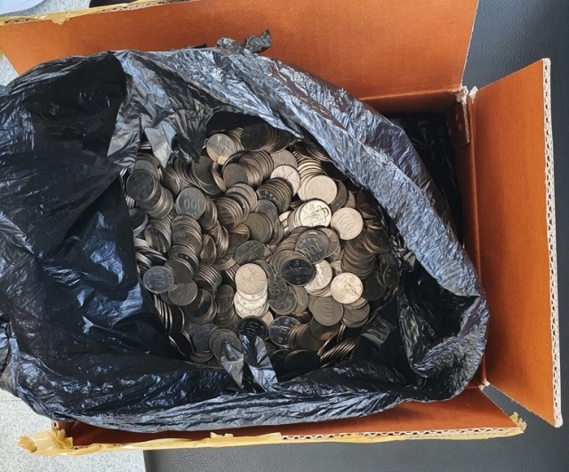 박 할머니가 모은 100원짜리 동전들. 영주시 제공. 뉴시스