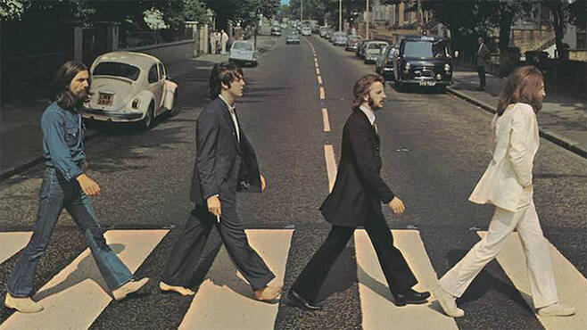 EMI 스튜디오가 있는 애비로드를 건너는 비틀스 멤버들. 1962년 1월 데카 레코드는 비틀스가 성공할 가망성이 없는 뮤지션이라고 판단하고 계약을 거부한다. 비틀스는 그해 6월 EMI와 계약한다.