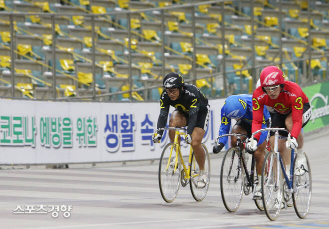 지난 8일 광명 스피돔에서 열린 모의 경주에 출전한 엄재천(2번) 선수가 결승선을 향하고 있다.