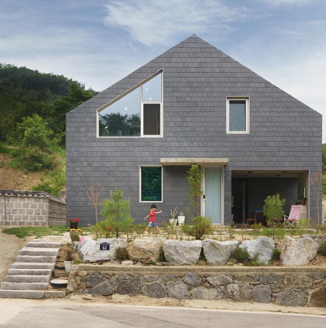 경기 양주시의 산골 마을에 들어선 다섯 식구의 집은 주변 자연과의 조화를 위해 가장 단순한 집의 형태를 지녔다. 아이도 '네모 집에 세모 지붕'의 집을 꿈꿨다. 이원석 건축사진작가
