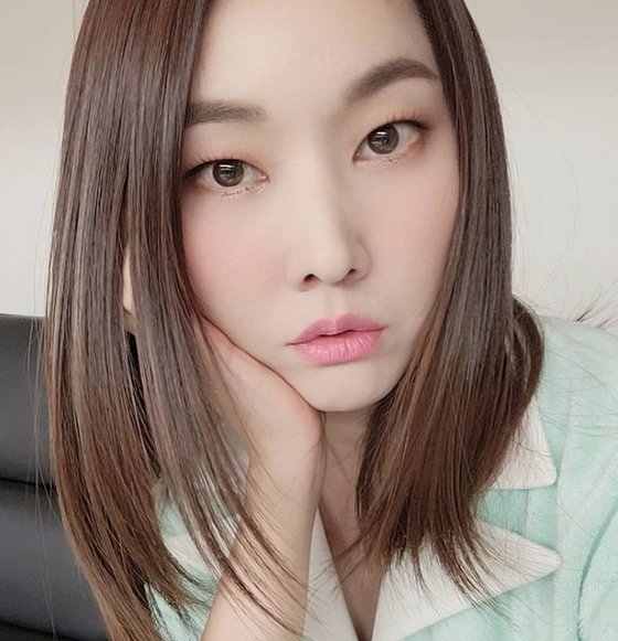 Model and broadcaster Han Hye-jin has encouraged Friends shooterHan Hye-jin posted two photos on his SNS on the 12th, along with an article entitled Meet Friends on Channel A at 10:30 tonight.The photo shows Han Hye-jins selfie. Han Hye-jins charming visuals stylized with costumes and makeup with a spring feel attract attention.Han Hye-jin, who was in charge of Channel A Heart Signal Season 3 MC last year, will appear as a guest on Friends, a spin-off program of Heart Signal this afternoon.On the other hand, Han Hye-jin will appear on SBS new entertainment Gone Hits in June.