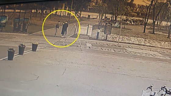 25일 오전 5시 50분쯤 반포공원 CCTV에 나온 A씨측 가족의 모습. 최연수 기자
