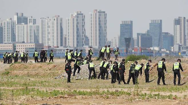 인천 노래주점 실종자 수색하는 모습