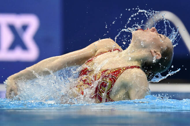 벨로루시의 바시리나 칸도쉬카가 11일(현지시간) 열린 유럽 수영 선수권(헝가리 부다페스트) 아티스틱 스위밍 솔로 테크니칼 결선에서 연기를 펼치고 있다. AP|연합뉴스
