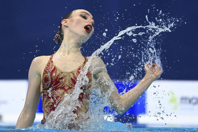 벨로루시의 바시리나 칸도쉬카가 11일(현지시간) 열린 유럽 수영 선수권(헝가리 부다페스트) 아티스틱 스위밍 솔로 테크니칼 결선에서 연기를 펼치고 있다. AP|연합뉴스