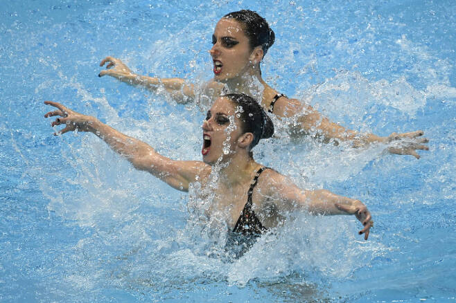 오스트리아의 Eirini Alexandri 와 Anna-Maria Alexandri가 11일(현지시간) 열린 유럽 수영 선수권(헝가리 부다페스트) 아티스틱 스위밍 듀엣 테크니칼 결선에서 연기를 펼치고 있다. AP|연합뉴스