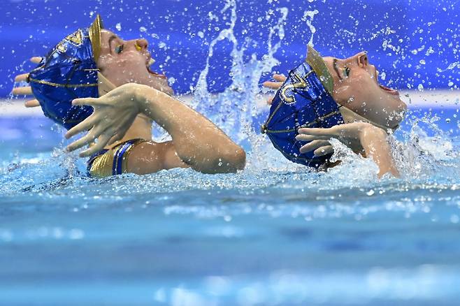 스페인의 Alisa Ozhogina와 Iris Tio가 10일(현지시간) 열린 유럽 수영 선수권(헝가리 부다페스트) 아티스틱 스위밍 듀엣 테크니컬 루틴 결선에서 연기를 펼치고 있다. AP|연합뉴스