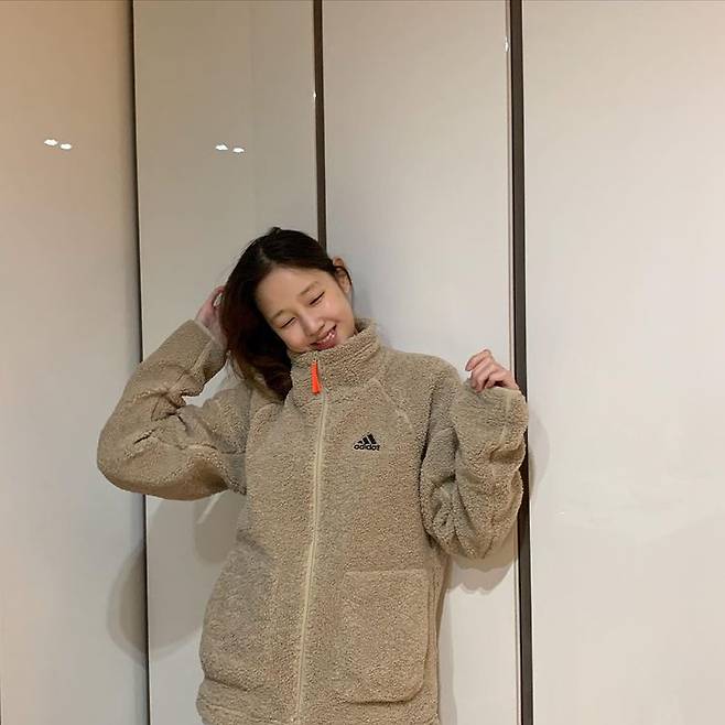 Singer Park Bo Ram has been in the mood for seven years without Yo-Yo.Park Bo Ram posted a picture on his SNS on the 12th without any comment.The photo shows Park Bo Ram, who is wearing a fur jumper and smiling shyly, and the small face size that seems to disappear attracts attention.in particular 2014Park Bo Ram, who lost 32kg and made a big topic, has been impressed with the recent situation without Yo-Yo for 7 years.In 2010, he announced his face with Mnet Superstar K2 before 2014Park Bo Ram, who made his debut with Pretty, appeared on MBC Masked Wang last year.=