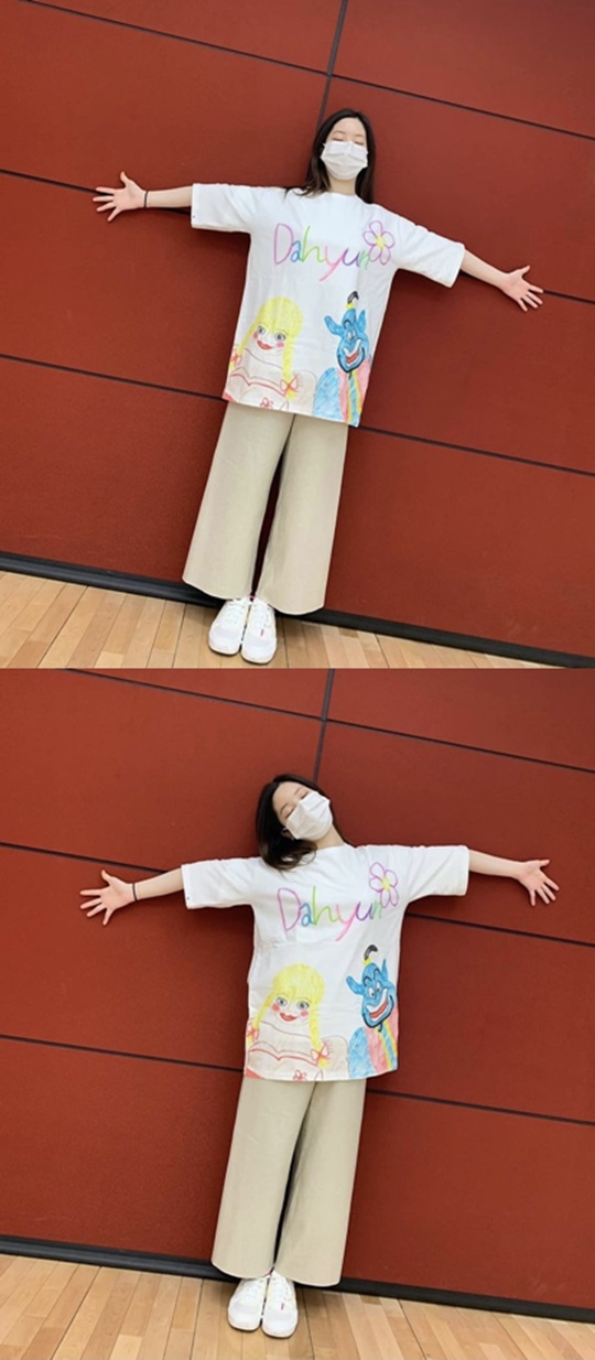 Group TWICE Dahyun has certified its warm friendship with its members.Dahyun posted two photos on the official Instagram of TWICE on the 12th, along with an article entitled Anabel, Genie T-shirt. TZUYU taken by MOMO sister.In the open photo, Dahyun is wearing a cute T-shirt drawn by MOMO and widening his arms. Dahyun, who is proud of T-shirt with his eyes closed, is lovely.This is a picture of TZUYUs affection.Fans who saw this responded that MOMO is a hidden art genius and Three people friendship is so good.On the other hand, TWICE will come back with its new album Taste of Love on June 9th.Photo L Dahyun SNS