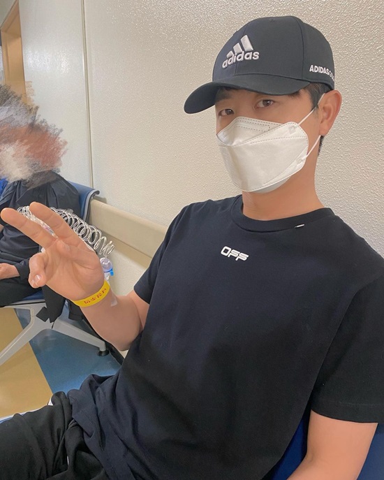 Kim Yeon-ji thanked her husband for overcoming the colon cancer.On the 12th, composer Kim Yeon-ji posted a picture on his instagram with an article entitled Health is wrong for the fourth year of surgery.The photo, which was released on the day, shows Kim Yeon-jis husband You sang-mu, who had a colon cancer surgery four years ago, being examined at the Hospital.Kim Yeon-ji said, Every time I come to Hospital every six months and get tested, I am more anxious and scared than I am, and I keep playing and laughing because I am worried about me.Kim Yeon-ji, who set up You sang-mus surgery date, said, I think it was just a day before I walked around Hospital to finish surgery. Its been 1493 days since I had already operated.Finally, Kim Yeon-ji said, Thank you for being healthy and strong. One year to cure! Its clear.Meanwhile, Kim Yeon-ji married Comedian You sang-mu in 2018, You sang-mu last 2017He was diagnosed with colon cancer and underwent surgery.Photo: Kim Yeon-ji Instagram