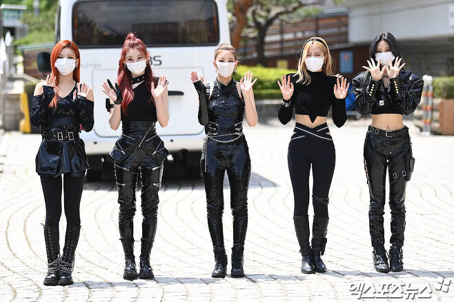 The group ITZY (ITZY) who attended KBS radio Jung Eun-jis Song Plaza on Seoul Yeouido-dong KBS on the afternoon of the 12th poses on Way to work.