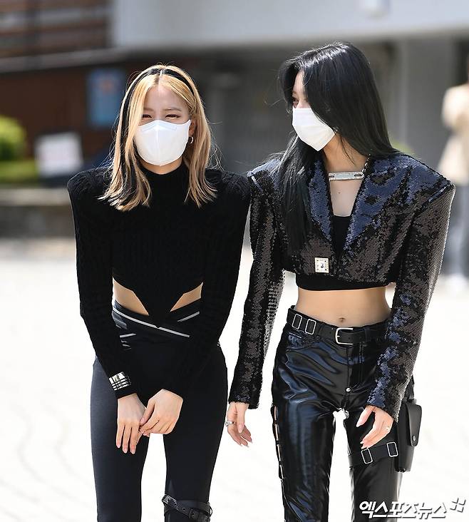 Group ITZY (ITZY) Ryu Jin and Yuna are posing on their way to work on KBS radio Jung Eunjis Song Plaza held at Seoul Yeouido-dong KBS on the afternoon of the 12th.