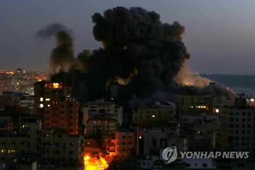 이스라엘군 공습으로 화염과 연기 치솟는 가자지구 [로이터=연합뉴스 자료사진]