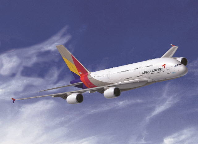아시아나항공이 국가 유공자 등을 대상으로 국내선 특별 할인을 실시한다. 사진은 아시아나항공 A380 모습. /아시아나항공 제공