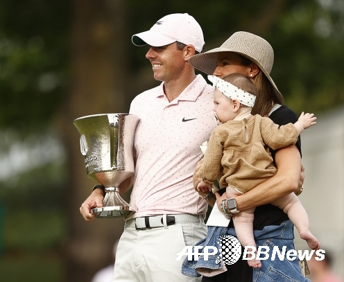 2021년 미국프로골프(PGA) 투어 웰스파고 챔피언십 우승을 차지한 로리 맥길로이가 아내, 딸과 함께 기념 촬영하는 모습이다. 사진제공=ⓒAFPBBNews = News1