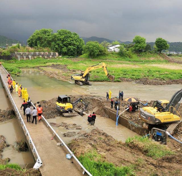 119 대원들이 7일 연천군 연천읍 차탄천에서 탱크함정에 빠져 실종된 50대 굴삭기 기사 A씨에 대한 수색작업을 진행하고 있다. 유족 제공