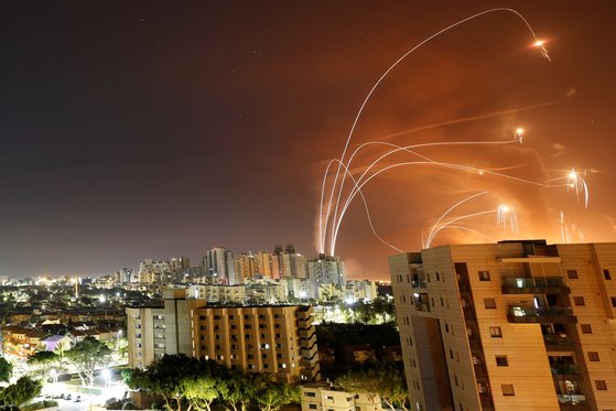 이스라엘 요격미사일이 날아오는 로켓을 요격하고 있다. 연합뉴스