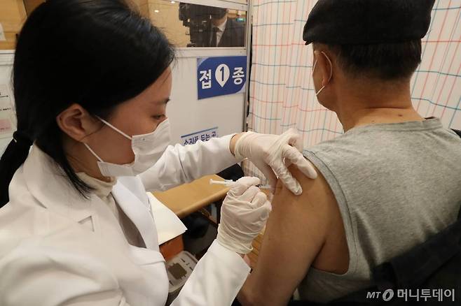 4월 15일 오전 서울 양천구 해누리타운에 마련된 코로나19 백신 예방접종센터에서 관내 만 75세 이상 어르신들이 화이자 백신 접종을 받고 있다. /사진=이기범 기자 leekb@