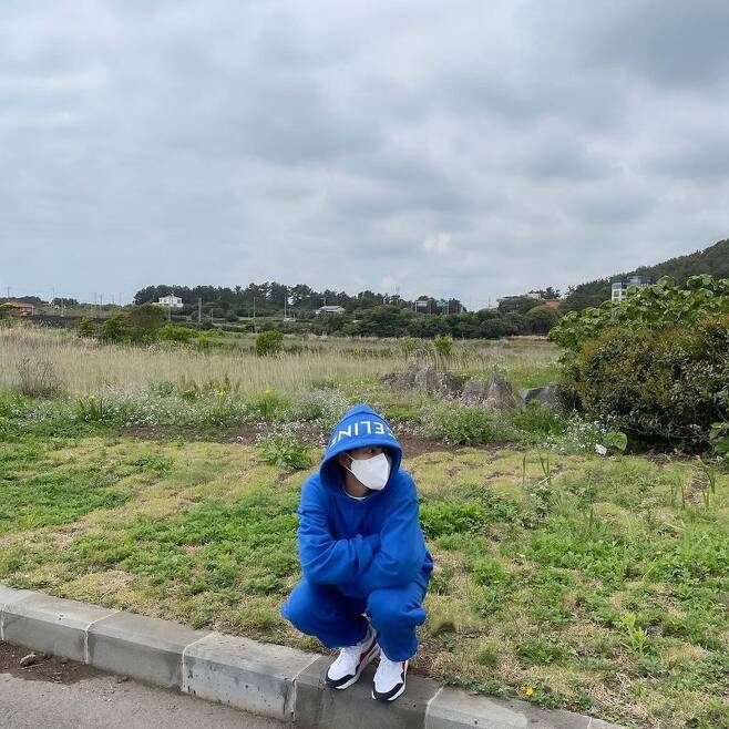 Actor Siwan has reported on the latest.Siwan posted a picture on May 13th on his personal Instagram without any comment.Siwan in the photo poses chic in a blue tracksuit set, with a warm visual that wont be covered even with a hoodie hat on a mask thrilling her.Especially, it is a perfect digestion of intense blue tracksuit.The netizens who saw this responded such as cute, blue king and cute is grand in heart.Meanwhile, Siwan played the role of a steamer in JTBC Drama Runon which recently ended.