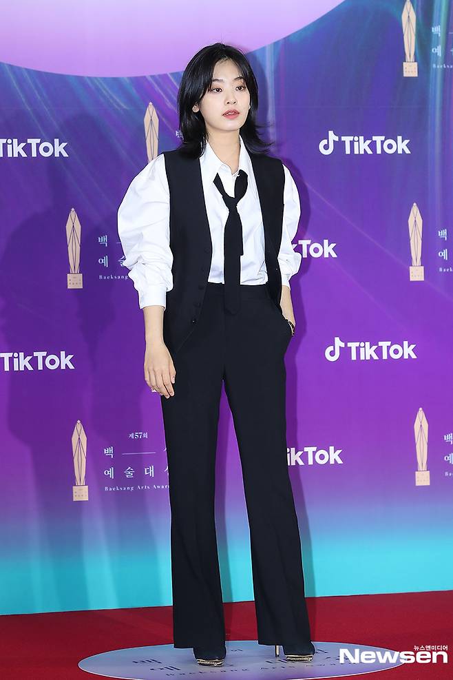 Actor Lee Ju-young poses at the Red Carpet event of the 57th Baeksang Arts Awards ceremony held in KINTEX, Ilsan, Goyang City, Gyeonggi Province on the afternoon of May 13th.Photos: The White House Art Awards Secretariat